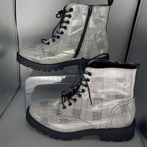C Comfort Plaid Boots sz 10M